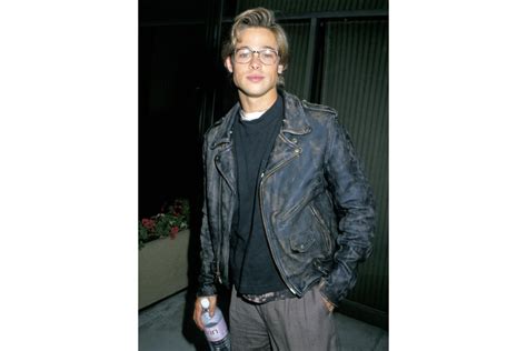 20 Flashback Photos of Brad Pitt That Prove Hes。